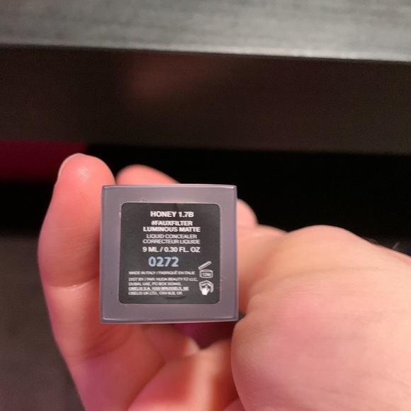 Huda Beauty Faux Filter Luminous Matte Buildable Coverage Crease Proof Concealer - Picture 3 of 4